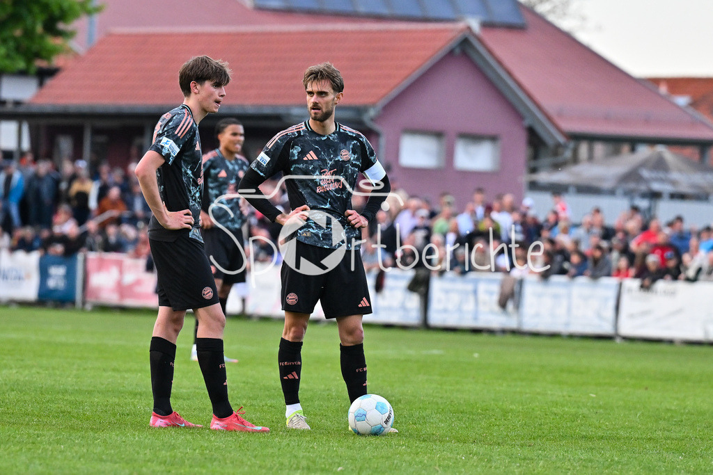 TSV Aubstadt - FC Bayern Amateure | beim Freistoss am Ball - Guido DELLA ROVERE (FC Bayern München II #10) und Luca DENK (FC Bayern München II #6) / Regionalliga Bayern: TSV Aubstadt - FC Bayern Muenchen II, NGN-Arena am 23.04.2025