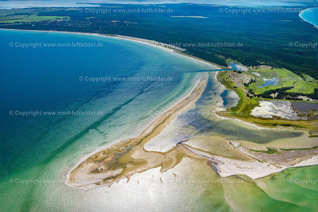 Darss_Naturschutzgebiet_ELS_8581100822 | BORN AM DARß 10.08.2022 Sandbank- Landfläche durch Strömungen unter der Meeres- Wasseroberfläche der Ostsee am Naturschutzgebiet Darsser Ort in Born am Darß an der Ostseeküste im Bundesland Mecklenburg-Vorpommern, Deutschland. Weiterführende Informationen bei: NABU - Naturschutzbund Deutschland e.V.. // Sandbank- land area by flow under the sea water surface the Baltic Sea at the Darsser Ort nature reserve in Born am Darss at the baltic sea coast in the state Mecklenburg - Western Pomerania, Germany. Further information at: NABU - Naturschutzbund Deutschland e.V.. Foto: Martin Elsen