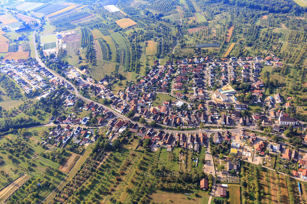 Luftbild: Ortsansicht von Norden im Ortsteil Ebersweier in Durbach im Bundesland Baden-Württemberg in Deutschland. – Foto: IMG_008967.jpg vom 20.09.2020 durch Werner Riehm/FLY-FOTO.de – Auflösung des Originals: 5267 x 3511 px