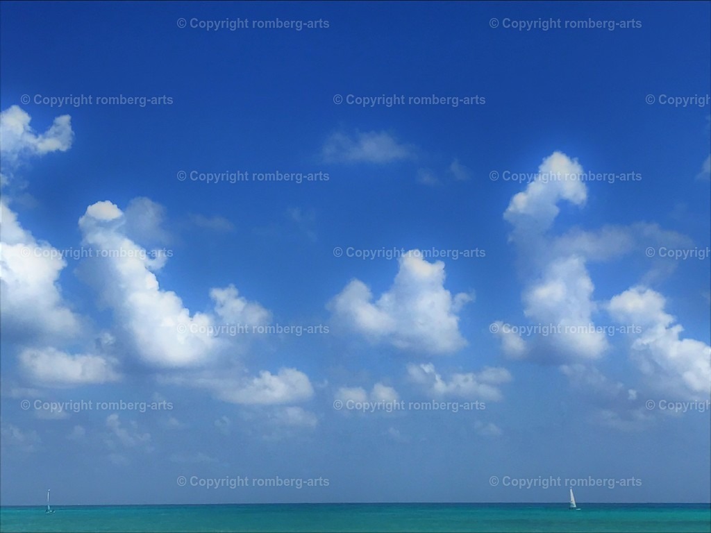 Big Blue | Meer, blauer Himmel und Meer, blauer Himmel über Meer mit Wolken