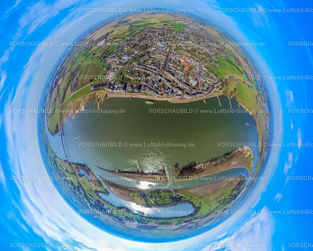 Rees240390120RheinPromenadeRees | Luftbild, Wohngebiet Ortsansicht Rees am Fluss Rhein und Rheinaue, Rheinpromenade Rees mit Ausflugsschiff, Reeser Schanz Naturschutzgebiet, links die Rheinbrücke Rees-Kalkar, Erdkugel, Fisheye Aufnahme, Fischaugen Aufnahme, 360 Grad Aufnahme, tiny world, little planet, fisheye Bild, Niedermörmter, Kalkar, Nordrhein-Westfalen, Deutschland