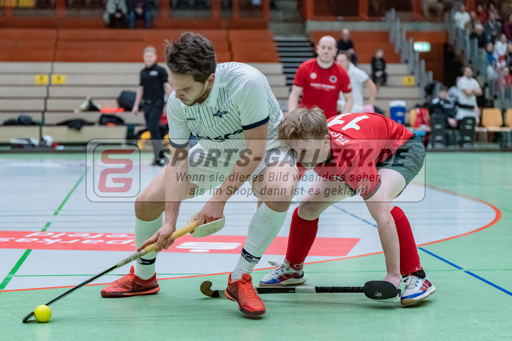 HK_20231216_107420 | 1. Bundesliga Herren  Crefelder HTC - Blau Weiß Köln am 16.12.2023 Sporthalle Glockenspitz, Krefeld , Joshua Delarber ( Blau Weiß Köln #8 ) , Lenjo Tappert ( Crefelder HTC #11 )