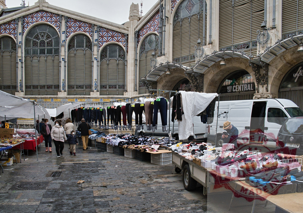 Valencia Central Market outdoor street market shopping | People browsing clothing and shoes at a street market outside Valencia Central Market - Realized with Pictrs.com