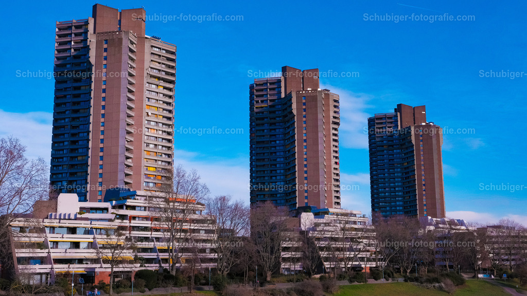 Neckarhochhäuser in Mannheim | Die Planungen zur Neugestaltung des Neckarufers begannen in den 1960er Jahren. Durch eine moderne, großstädtische Bebauung mit Büro- und Wohnhochhäusern in luftiger und grüner Umgebung sollte nach dem Vorschlag des Mannheimer Architekten Karl Schmucker die Neckarstadt und Innenstadt enger verbunden werden. - Realisiert mit Pictrs.com