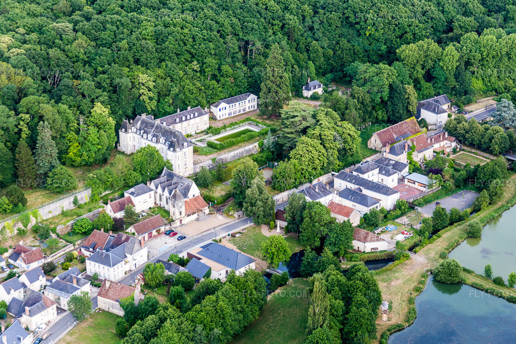 Aerial view: View of the town in Saint-Ouen-les-Vignes in the state Indre et Loire, France. – Photo: IMG_082298.jpg taken on 06/20/2015 by Werner Riehm/FLY-FOTO.com – Resolution of the original: 5312 x 3541 px