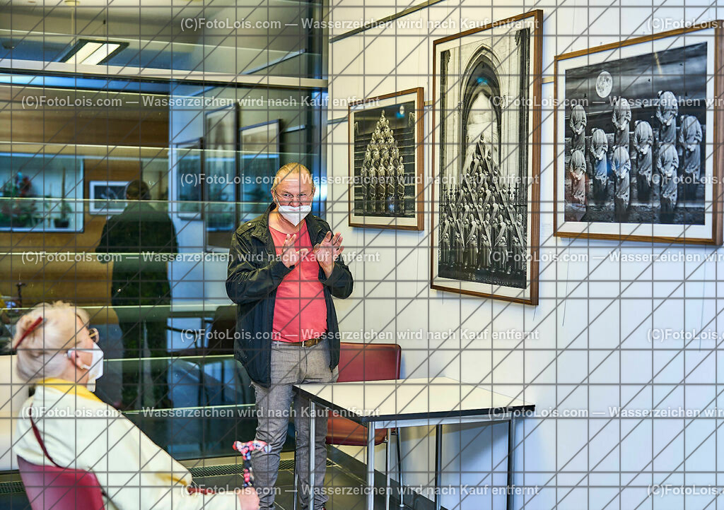 ALP2139_Buchvorstellung-Systemerhalter_Fellner Leo | (C)2023 FotoLois.com, Alois Spandl, Buchpräsentation 'Systemerhalter' von Leo Fellner, die Vernissage im Landesklinikum Melk musste kurzfristigst wegen zu großer Gefahr einer Corona-Infektion abgesagt werden, weshalb nur wenige Beuscher zur Präsentation erschienen sind (statt der angemeldeten 150 Personen), die Ausstellung im Landesklinikum kann noch bis Weihnachten einzeln oder in Kleingruppen besucht werden, Do 9. Nobember 2023.