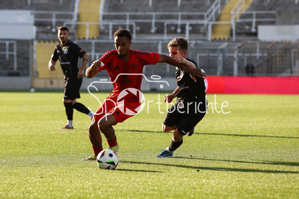 FC Bayern Amateure - SpVgg Ansbach | Im Duell Vincent MANUBA (FCB #2) und Nico HAYER (Ansbach #28) / Zweikampf