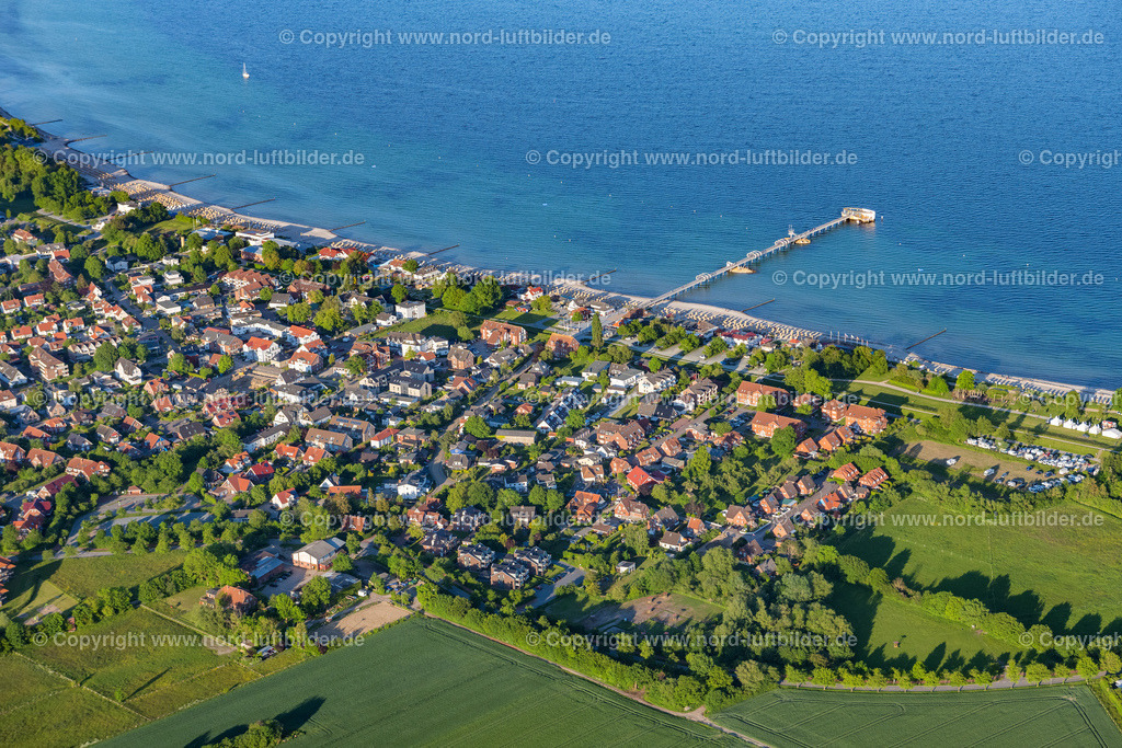 Kellenhusen_ELS_8599030622 | KELLENHUSEN 03.06.2022 Ortsansicht an der Meeres-Küste der Ostsee in Kellenhusen im Bundesland Schleswig-Holstein. Weiterführende Informationen bei: Ostseebad Kellenhusen. // Townscape on the seacoast of Baltic Sea in Kellenhusen in the state Schleswig-Holstein. Further information at: Ostseebad Kellenhusen. Foto: Martin Elsen