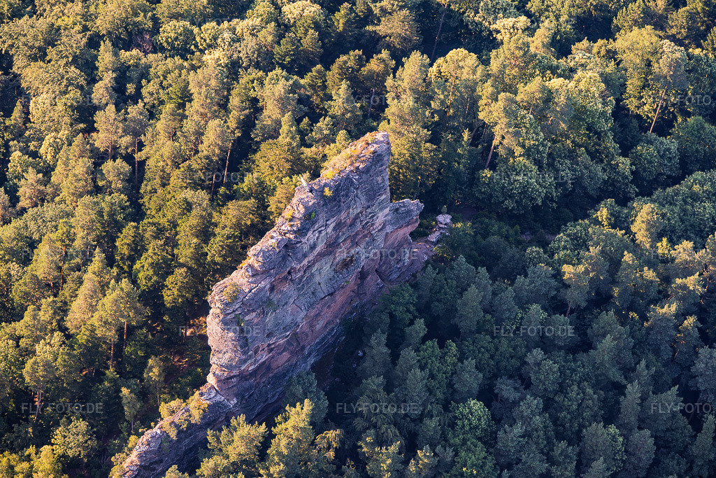 Luftbild: Kletterfels Asselstein in Annweiler am Trifels im Bundesland Rheinland-Pfalz in Deutschland. – Foto: IMG_157616.jpg vom 18.06.2026 durch Werner Riehm/FLY-FOTO.de – Auflösung des Originals: 6000 x 4000 px