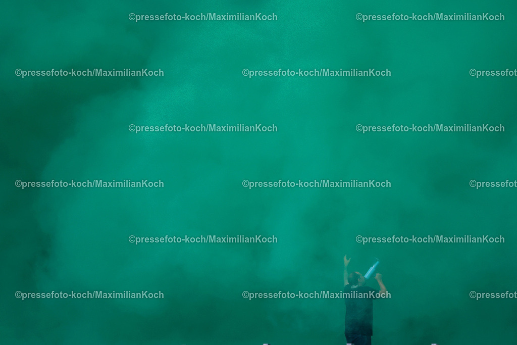 Schalke26102401039 | 26.10.2024, Fußball, FC Schalke 04 - SpVgg Greuther Fürth, 2. Fußball Bundesliga, Veltins-Arena Gelsenkirchen, Saison 2024 2025: Im Gästeblock werden Rauchkörper gezündet.DFB regulations prohibit any use of photographs as image sequences and or quasi-video.