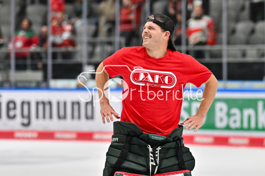 Augsburger Panther - Kölner Haie | Glückliche Augsburger Panther feiern den Heimsieg gegen Köln mit den heimischen Fans / DEL: Augsburger Panther - Kölner Haie; Curt Frenzel Stadion am 26.09.2025 / Michael GARTEIG (Augsburger Panther 34 / Einzelfoto / Freisteller