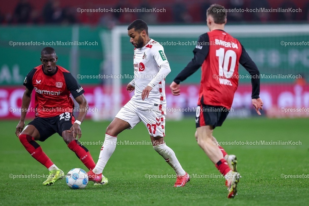 DFB05022502243 | 05.02.2025, Fußball, DFB-Pokal Viertelfinale, Bayer 04 Leverkusen - 1.FC Köln, BayArena, Saison 2024 2025: Nordi Mukiele (Bayer04 Leverkusen #23) im Zweikampf gegen Nordi Mukiele (Bayer04 Leverkusen #23)  und Florian Wirtz (Bayer04 Leverkusen #10)DFB regulations prohibit any use of photographs as image sequences and or quasi-video.