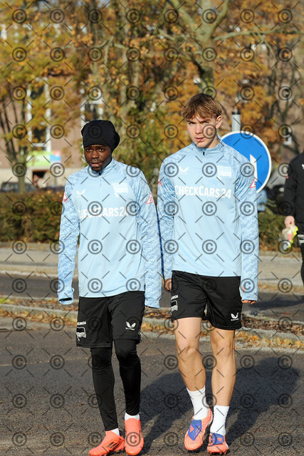 RGE_8205b | Hertha BSC, 2.Bundesliga, Herren, Saison 2025/26, Training, von li. Boris Lum ( Hertha BSC ), Kennet Eichhorn ( Hertha BSC ),   Fotograf:  Ralf Gebhardt - Realisiert mit Pictrs.com