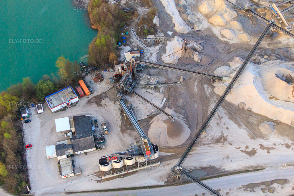 Luftbild: Am Kieswerk mit Holcim Kies und Beton GmbH in Rheinzabern im Bundesland Rheinland-Pfalz in Deutschland. Foto: IMG_63494.jpg vom 28.03.2014 durch Werner Riehm/FLY-FOTO.deWWW.HOLCIM-SUED.DE
