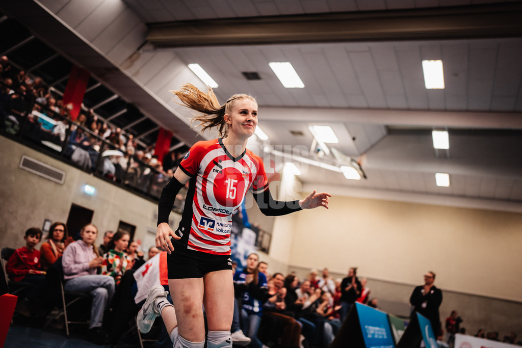 Volleyball | Frauen | Saison 2025/2026 | Volleyball Bundesliga | ETV Hamburger Volksbank Volleys vs. Binder Blaubären TSV Flacht | 06.12.2025 | Alexa Sophie Thaden (#15, ETV Hamburger Volksbank Volleys) beim Einlauf in die Halle