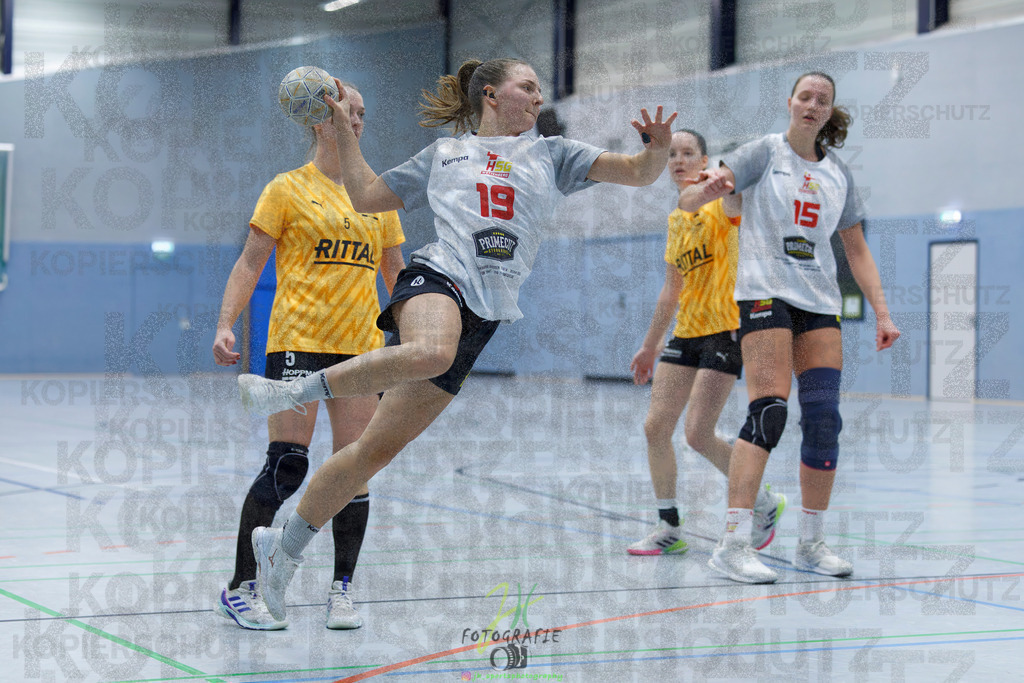 Frauen Oberliga Mitte (HHV); HSG Eibelshausen/Ewersbach - HSG Wettenberg II | Frauen Oberliga Mitte (HHV); HSG Eibelshausen/Ewersbach - HSG Wettenberg II am 13.12.2025 in Steinbrücken (Sporthalle am Hammerweiher)Photo © 2025 - Jörg Heinrich - Realisiert mit Pictrs.com
