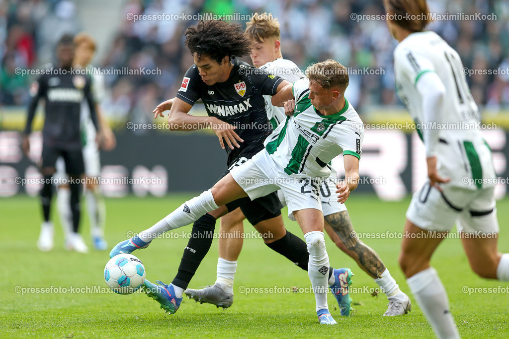 BMG14092402189 | 14.09.2024, 1. Fußball Bundesliga, Borussia Mönchengladbach - VfB Stuttgart, Borussia-Park, Saison 2024 2025: Zweikampf Anrie Chase (VfB Stuttgart #45) gegen Robin Hack (Bor. Mönchengladbach #25)DFB regulations prohibit any use of photographs as image sequences and or quasi-video.