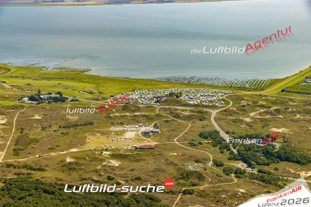 Klassische Luftaufnahme ohne Drohne zeigt:Camping bei Norderney - Die Luftbildaufnahme wurde 2025 vom UL-Flugzeug heraus erstellt ( keine Drohnenaufnahme ) - Hochauflösende Luftaufnahme -Nicht vergleichbar mit Google Maps oder Satelittenbilder- Die Geschenkidee !Mit Lizenz und Bildrechte bestellbar