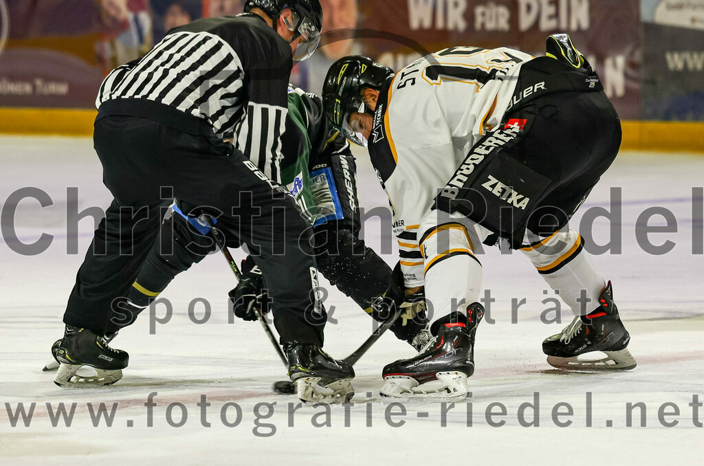 2022-09-23_090_TSV_Erding_gegen_EV_Fuessen | Erding, Deutschland, 23.09.2022:
Eishockey, Bayernliga 2022 / 2023, Testspiel, TSV Erding gegen EV Füssen, Endergebnis: 1:3

Julian Straub (EV Füssen, #19)

Foto: Christian Riedel / fotografie-riedel.net
