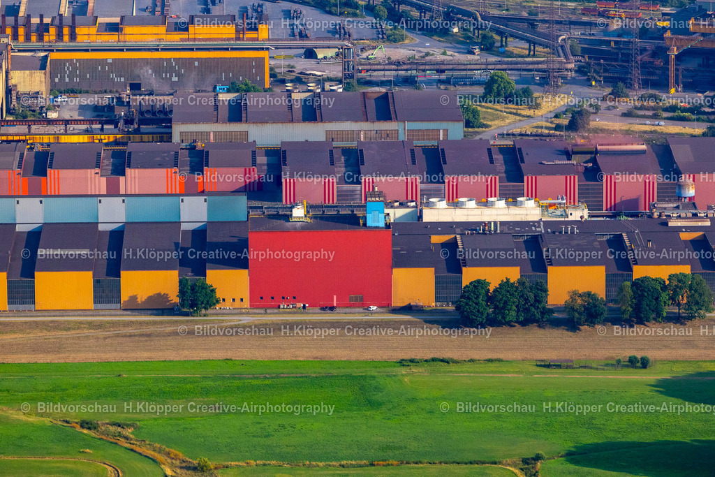 Luftbild Duisburg-53961 | Luftbildfotografie Technische Anlagen Technische Anlagen und Produktionshallen des Stahlwerkes " thyssenkrupp Steel Europe AG " in Duisburg im Bundesland Nordrhein-Westfalen. Rauchwolkenbildung aus den Schloten der Abgastürme " Kokerei Schwelgern " an der Straße Alsumer Steig im Ortsteil Marxloh in Duisburg im Ruhrgebiet im Bundesland Nordrhein-Westfalen - Realisiert mit Pictrs.com