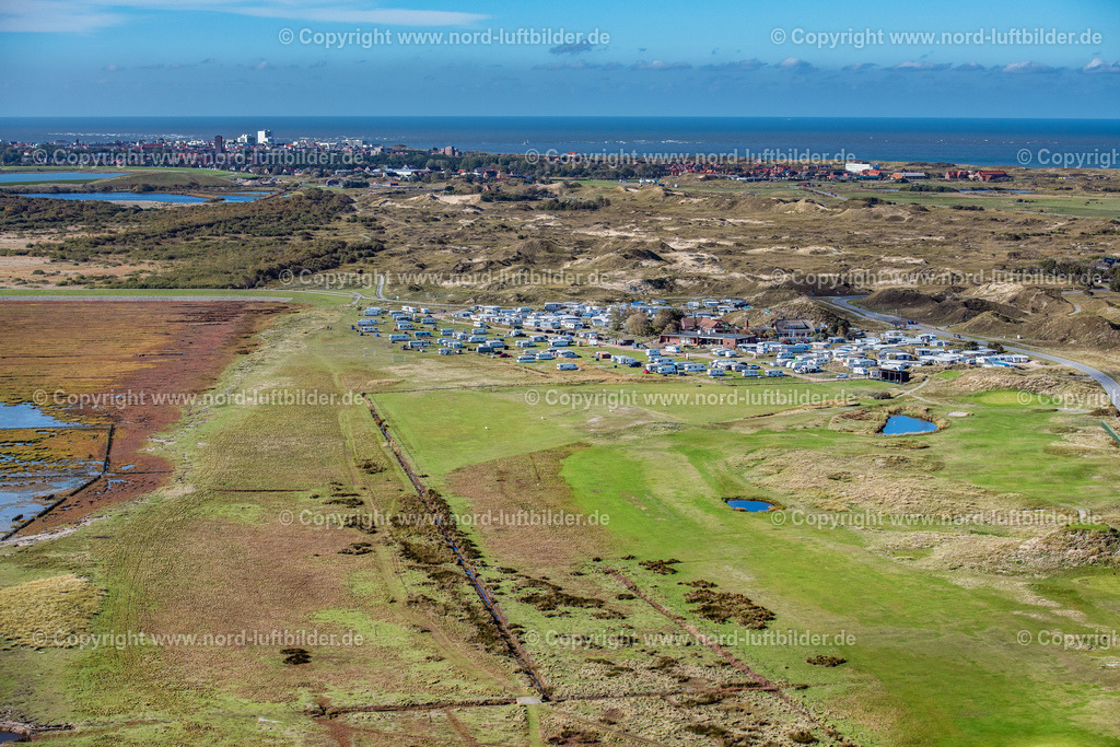 Norderney_Campingplatz_Um_Ost_ELS_5911091022 | NORDERNEY 09.10.2022 Wohnwagen Campingplatz Um Ost auf der Nordseeinsel Norderney im Bundesland Niedersachsen. // Camping on campground Um Ost with caravans on North Sea- island Norderney in the state Lower Saxony. Foto: Martin Elsen