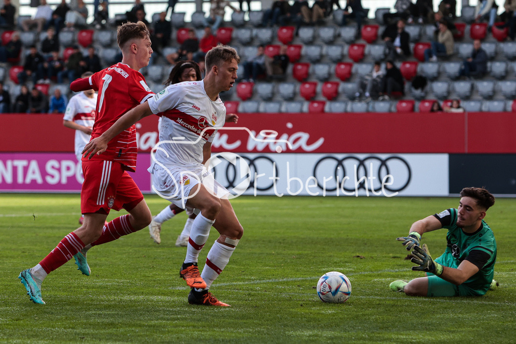 FC Bayern Muenchen U19 - VfB Stuttgart U19 | Paul WANNER (FCB #7) im Duel mit Paulo FRITSCHI (VfB #4) und Dennis SEIMEN (VfB #1)