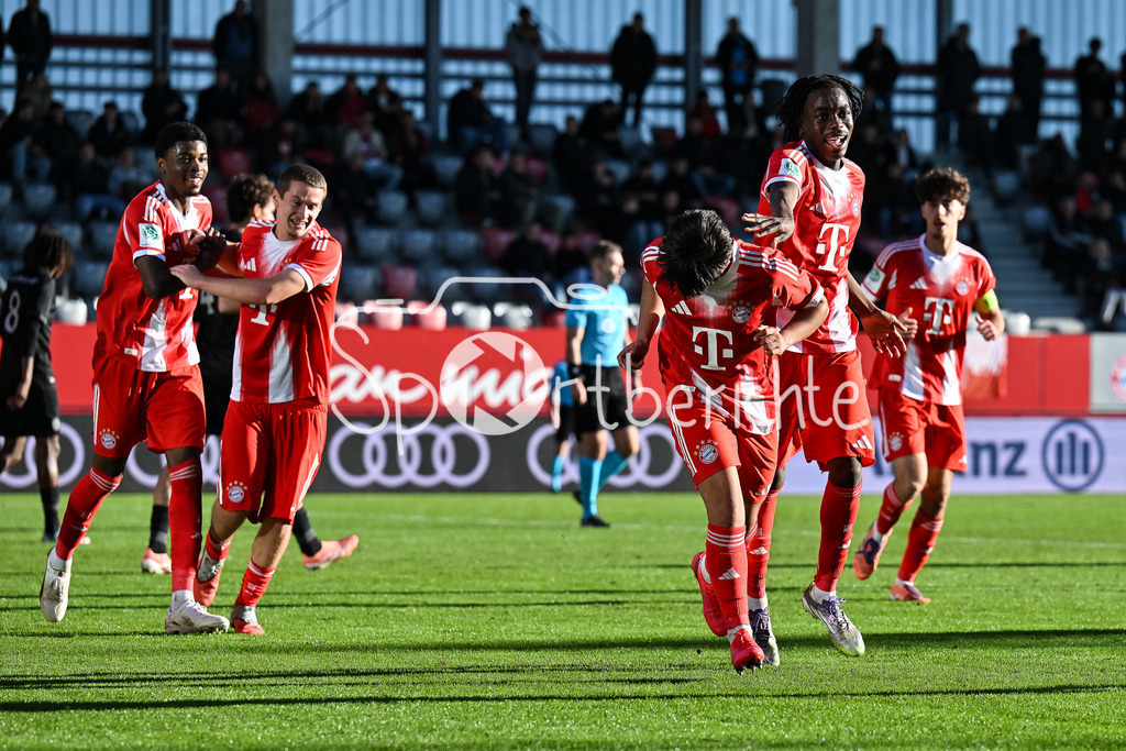 FC Bayern München U19 - Sporting Lissabon U19 | MUNICH, GERMANY - 09. DECEMBER: Jubel der Bayern nach dem Treffer zum 2-0 durch Maycon CARDOZO (FC Bayern München 7) / Tor / Torschuetze / Freude / Happy während dem Match zwischen der U19 des FC Bayern München und der U19 von Sporting Lissabon am 6. Spieltag der UEFA Youth League Ligaphase am FC Bayern Campus