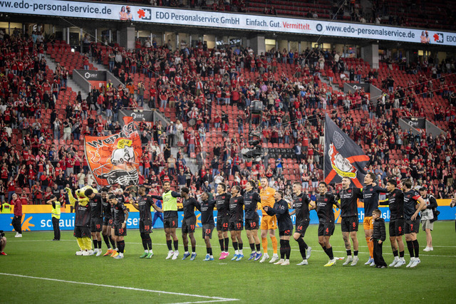 German Bundesliga, Bayer 04 Leverkusen vs. RB Leipzig, 02.05.2026 | LEVERKUSEN, GERMANY - MAY 2, 2026 :  Bayer 04 Leverkusen celebrates the 4:1 win after the German Bundesliga match on gameday 32 between Bayer 04 Leverkusen vs. RB Leipzig at BayArena on May 2, 2026 in Leverkusen, Germany. DFL REGULATIONS PROHIBIT ANY USE OF PHOTOGRAPHS AS IMAGE SEQUENCES AND/OR QUASI-VIDEO.