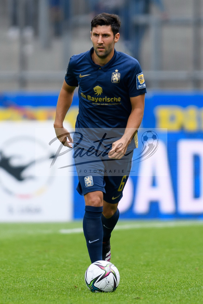 EBSTSV20210828_199 | Fussball, Herren: Stephan Salger (TSV 1860 Muenchen) in Aktion, am Ball, Einzelaktion beim Spiel der 3. Liga zwischen Eintracht Braunschweig und TSV 1860 Muenchen im Eintracht-Stadion am 28.08.2021 in Braunschweig, Deutschland.DFB / DFL REGULATIONS PROHIBIT ANY USE OF PHOTOGRAPHS AS IMAGE SEQUENCES AND/OR QUASI-VIDEO. - Realisiert mit Pictrs.com