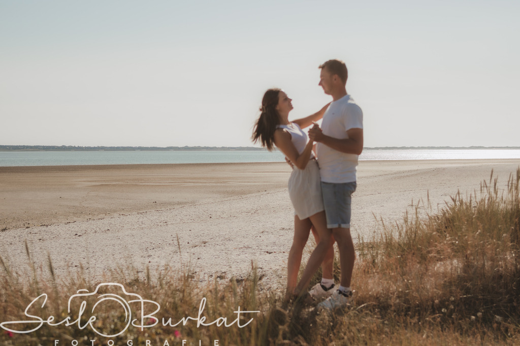 IMG_3854-Verbessert-RR | Authentische, natürliche und emotionale Fotoshootings auf der Nordseeinsel Föhr. Als Fotografin halte ich deine schönsten Momente in einzigartigen Neugeborenen-, Familien-, Paar- und Einzelshootings fest. Jetzt einen Termin vereinbaren!