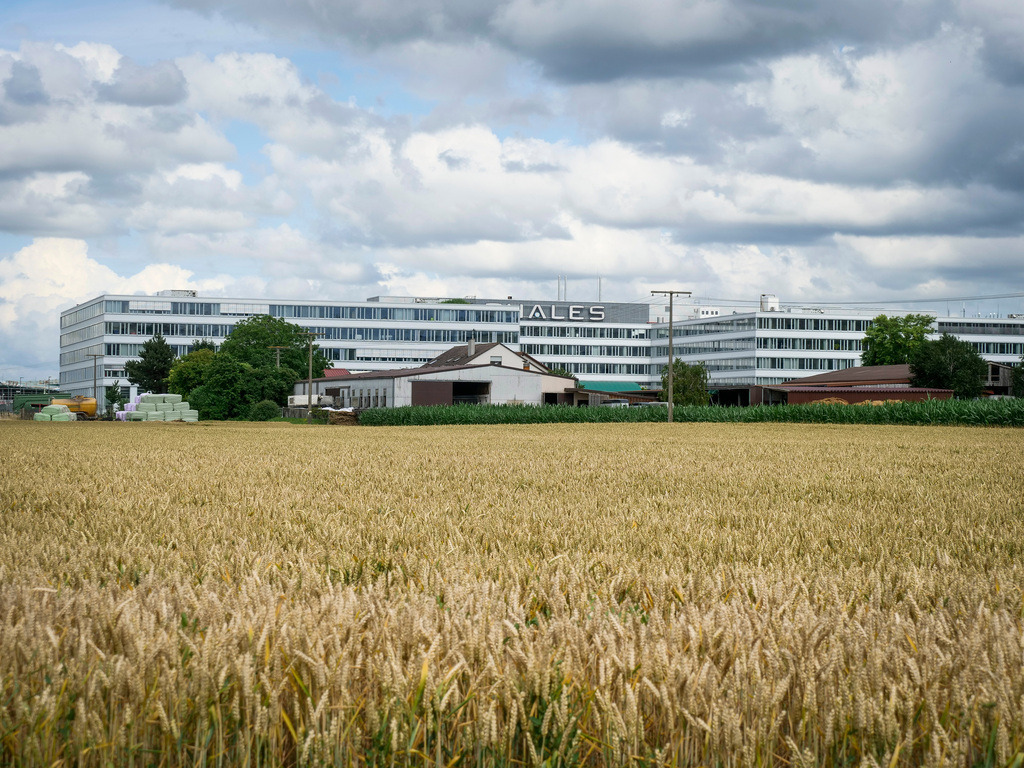 Thales | Ditzingen - die Firma Thales und Bauernhöfe bei Ditzingen - Realisiert mit Pictrs.com