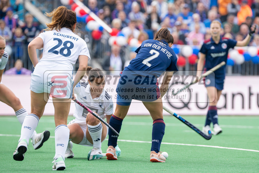 Final4_20240519-1143-0044 | Bonn, Deutschland, 19.05.2024: Lucina von der Heyde (Mannheimer HC), Selin Oruz (Duesseldorfer HC) in Aktion waehrend des Spiels der Deutsche Feldhockey-Meisterschaften 2024 zwischen Final 4 Damen Finale Düsseldorfer HC - Mannheimer HC im Bonner THV am 19.05.2024 in Bonn, Deutschland. (Foto von Stephan Fehrmann)

Bonn, Germany, 19.05.2024: Lucina von der Heyde (Mannheimer HC), Selin Oruz (Duesseldorfer HC) in action during the game of Deutsche Feldhockey-Meisterschaften 2024 between Final 4 Damen Finale Düsseldorfer HC - Mannheimer HC in Bonner THV at 19.05.2024 in Bonn, Deutschland. (Foto from Stephan Fehrmann)