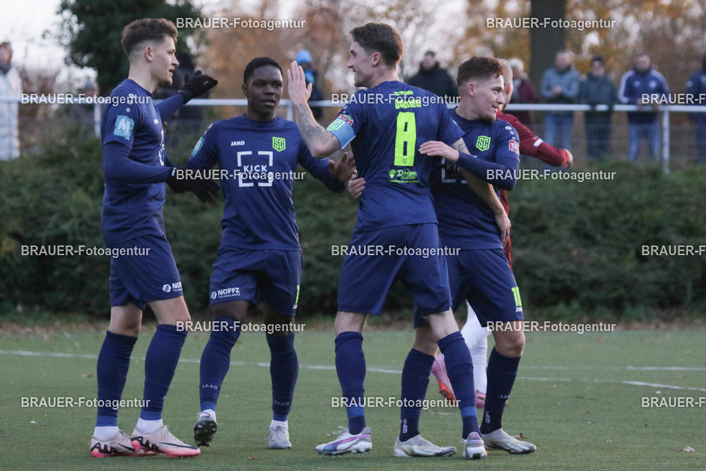 30.11.2025 SC St. Tönis - 1. FC Monheim | Tönisvorst, Deutschland, 30.11.25:  Julio Torrens (SC St. Tönis) jubelt nach seinem Tor während des Oberliga Niederrhein Spiels zwischen SC St. Tönis - 1. FC Monheim am 30. November 2025 in Tönisvorst, Deutschland. (Foto Ralph Görtz / Brauer-Fotoagentur)