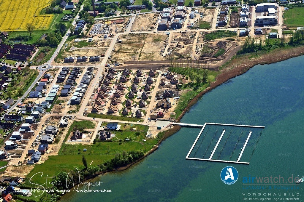 Luftbild Kappeln an der Schlei - Ellenberg die SchleiTerrassen Immobilien | SchleiTerrassen Immobilien bietet sechs stilvolle Einzelhäuser im Baugebiet Schleiterrassen in Kappeln an der Schlei, einer charmanten Stadt mit idyllischer Lage und Nähe zur Ostsee. Die Immobilien verbinden naturbetontes Wohnen mit urbanem Komfort und richten sich an Käufer, die eine hochwertige, ruhige Wohnlage in attraktiver Umgebung suchen. Das Unternehmen konzentriert sich auf den Bau und Verkauf von individuellen Einfamilienhäusern in einer landschaftlich reizvollen Region.