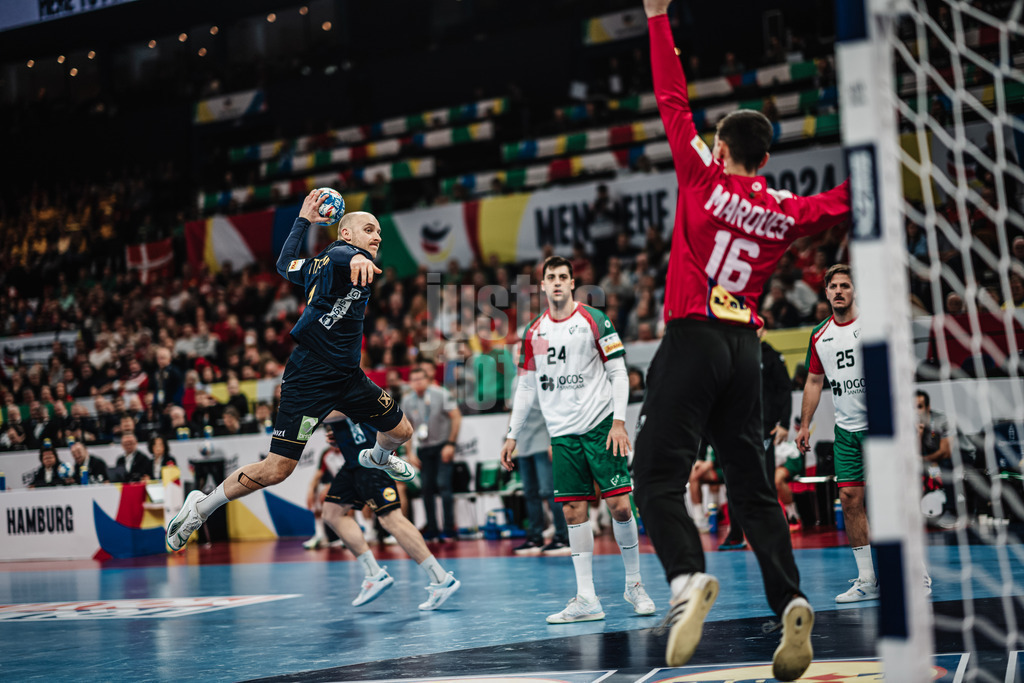 Handball | Herren | EHF EURO 2024 | European Championshop Men 2024 Final Tournament | Schweden vs. Portugal | 21.01.2024 | Daniel Pettersson (#11, Schweden, SWE) beim Wurf aufs Tor
