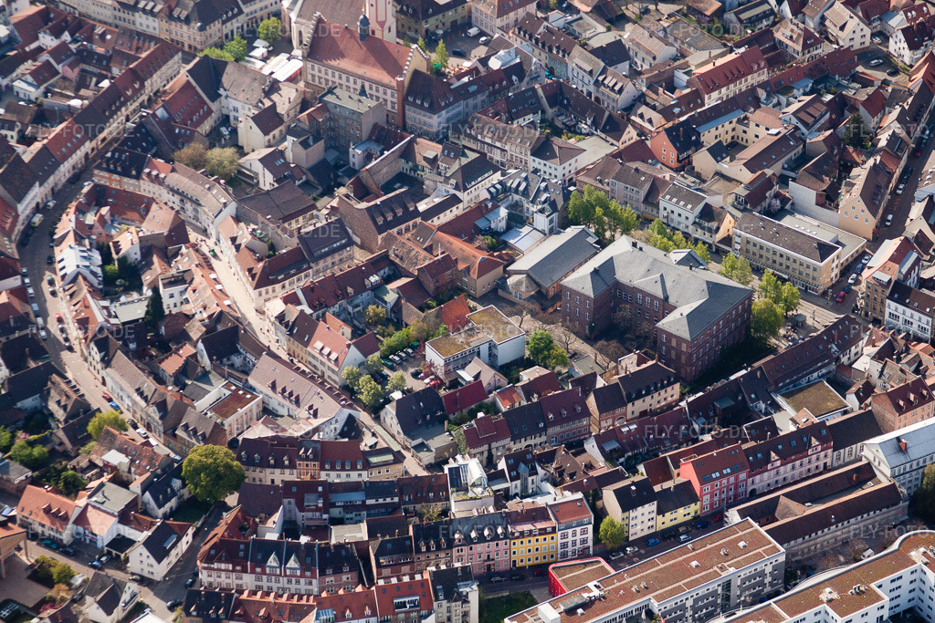 Luftbild: Altstadtbereich und Innenstadtzentrum im Ortsteil Durlach in Karlsruhe im Bundesland Baden-Württemberg in Deutschland. Foto: IMG_26054.jpg vom 23.04.2010 durch Werner Riehm/FLY-FOTO.de