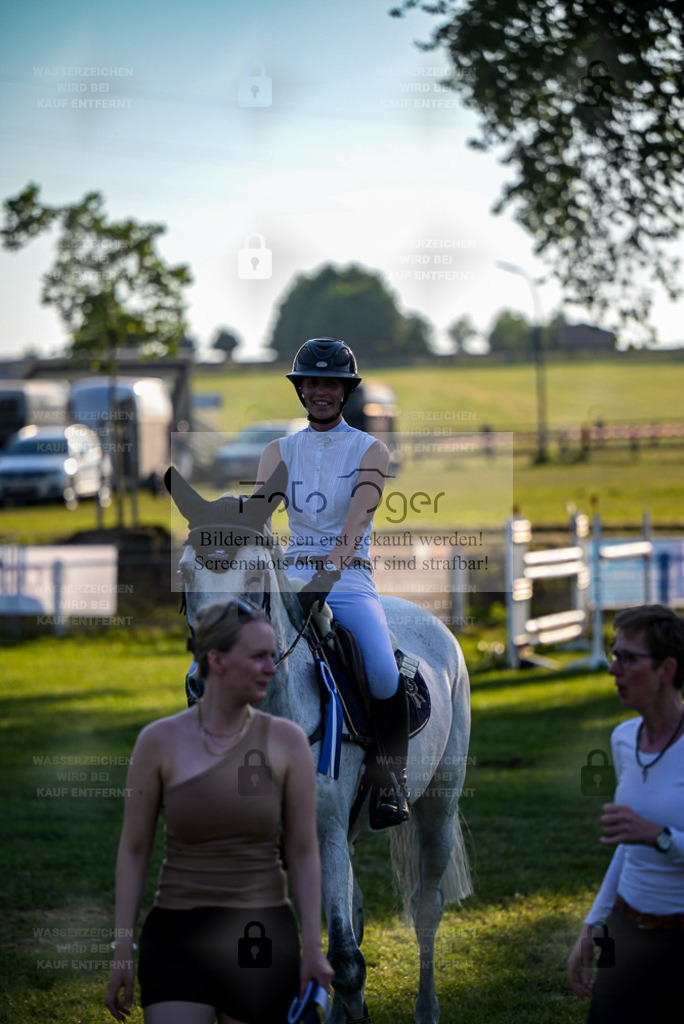 Reitturnier Voxtrup | Entdecke hochwertige Reitturnierfotos von Foto Oger. Professionell, emotional und authentisch – jetzt Lieblingsmomente im Shop bestellen. - Realisiert mit Pictrs.com
