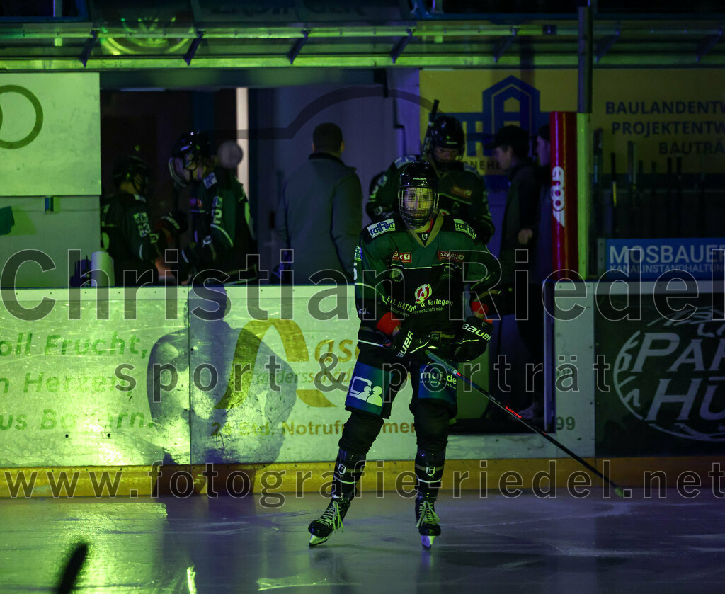 2022-12-09_009_TSV_Erding_gegen_EHC_Waldkraiburg | Erding, Deutschland, 09.12.2022:
Eishockey, Bayernliga 2022 / 2023, 19. Spieltag, TSV Erding gegen EHC Waldkraiburg, Endergebnis: 9:2

Florian Zimmermann (Erding Gladiators, #5)

Foto: Christian Riedel / fotografie-riedel.net