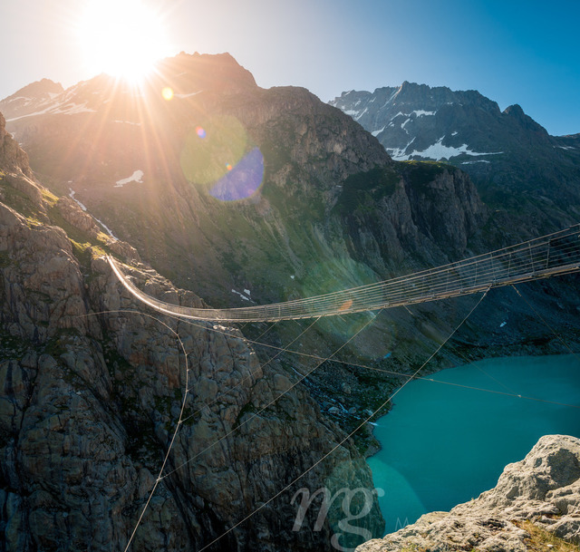 panoramic view of lake Triftsee with Trift Bridge | Die ideale Geschenkidee für Naturliebhaber. Naturbilder von Marcel Gross Photography für ihr Zuhause in den verschiedensten Formaten und Materialien. - Realizado com Pictrs.com