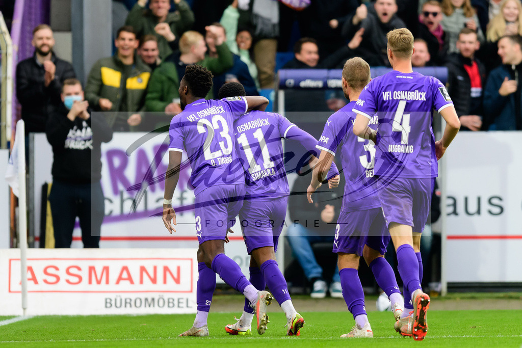 OSNTSV20211106_092 | Fussball, Herren: Ba-Muaka Simakala (VfL Osnabrueck) Torjubel, jubelt mit seiner Mannschaft nach dem Treffer zum 2:1 bei dem Spiel der 3. Liga zwischen VfL Osnabrueck und TSV 1860 Muenchen im Stadion an der Bremer Bruecke am 06.11.2021 in Osnanbrueck, Deutschland.DFB / DFL REGULATIONS PROHIBIT ANY USE OF PHOTOGRAPHS AS IMAGE SEQUENCES AND/OR QUASI-VIDEO. - Realisiert mit Pictrs.com