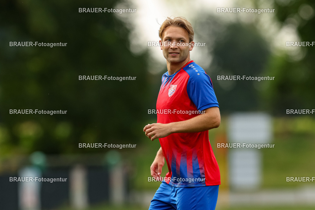 1_KFCWAT_20250723_0145.JPG -  - KFC Uerdingen - SG Wattenscheid 09 - Testspiel | Krefeld, Deutschland, 23.07.25: Alexander Lipinski (KFC Uerdingen) schaut waehrend des Testspiel Spiels zwischen KFC Uerdingen - SG Wattenscheid 09 in der Covestro Sportpark am 23. July 2025 in Krefeld, Deutschland. (Foto von Stefan Brauer/Brauer-Fotoagentur)