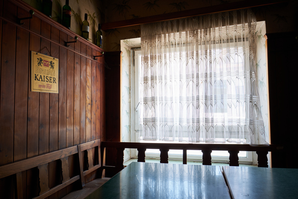 Innenraum einer leeren Gaststätte im Weinviertel | Austria - June 08, 2021: Innenraum einer leeren Gaststätte im Weinviertel; Essbereich in der Gaststätte. - Realisiert mit Pictrs.com