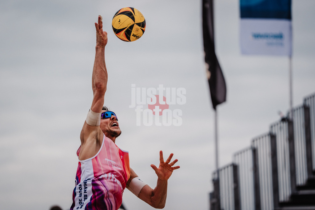 Beachvolleyball | Männer | Allianz German Beach Tour 2025 | Tourstop Bremen | 15.06.2025 | David Poniewaz beim Aufschlag