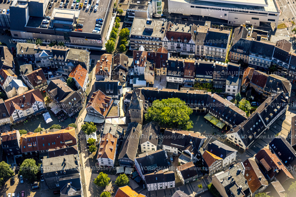 Hattingen240810472 | Luftbild, Wohngebiet Wohnsiedlung Ortsansicht mit historischer Altstadt und St. Georg Kirche im Zentrum, historische Häuser, Hattingen, Ruhrgebiet, Nordrhein-Westfalen, Deutschland