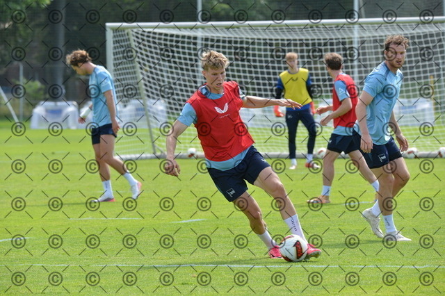 RGE_9787 | Hertha BSC, 2.Bundesliga, Herren, Fußball, Training auf dem Schenckendorffplatz, Mittwoch 29.07. 2026, Saison 2026/27,  Luca Schuler am Ball (Hertha BSC ),  Fotograf: Ralf Gebhardt - Realisiert mit Pictrs.com