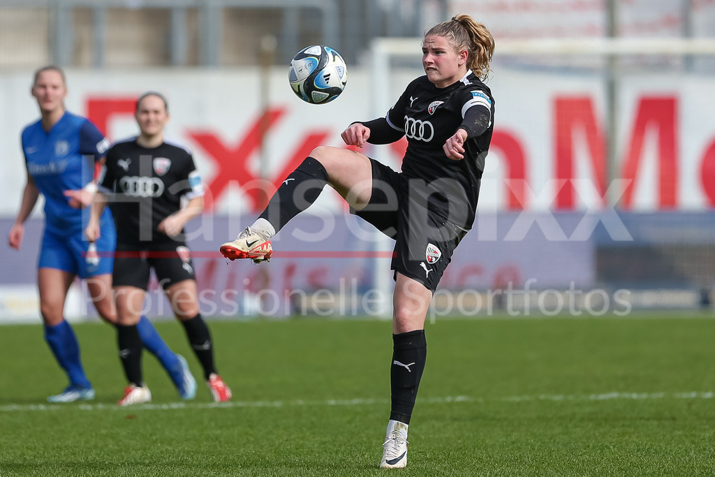 Fussball, 2. Frauen-Bundesliga, SV Meppen - FC Ingolstadt 04 | v.li.: Lisa Ebert (FC Ingolstadt 04, 10) am Ball, Einzelbild, Ganzkörper, Aktion, Action, Spielszene, DIE DFB-RICHTLINIEN UNTERSAGEN JEGLICHE NUTZUNG VON FOTOS ALS SEQUENZBILDER UND/ODER VIDEOÄHNLICHE FOTOSTRECKEN. DFB REGULATIONS PROHIBIT ANY USE OF PHOTOGRAPHS AS IMAGE SEQUENCES AND/OR QUASI-VIDEO.