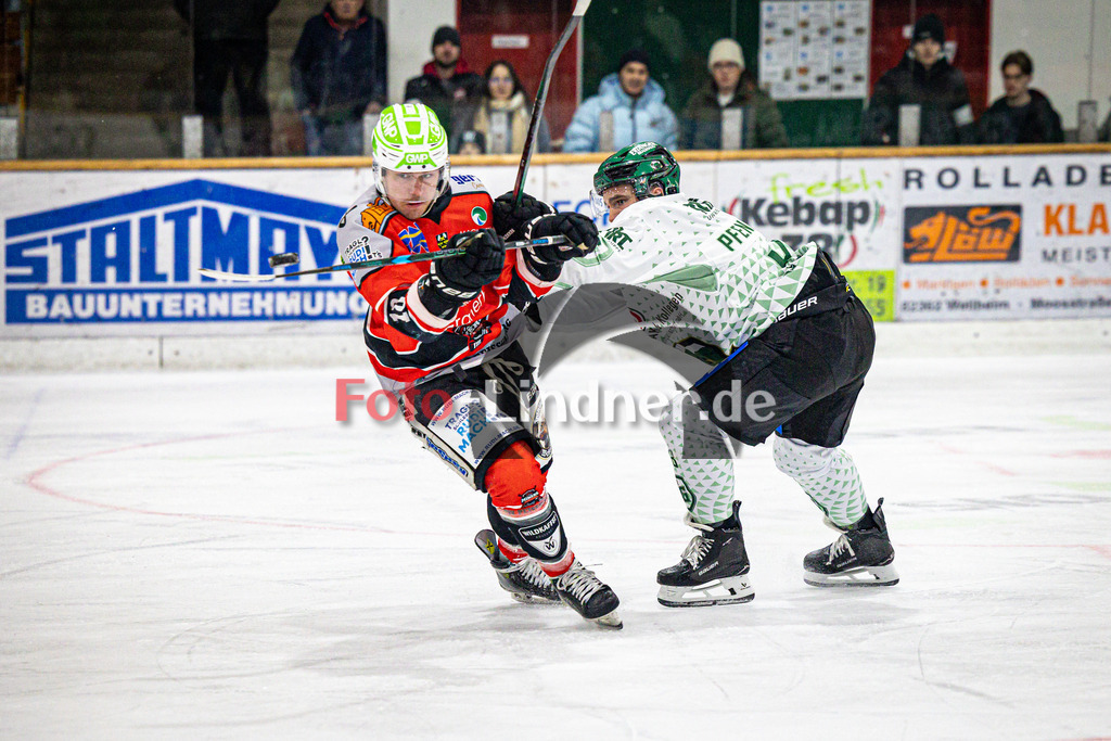 TSV Peißenberg MINERS gegen TSV Erding GLADIATORS | Eishockey Bayernliga Herren Vorrunde 2024/25, TSV Peißenberg MINERS gegen TSV Erding GLADIATORS, 20250119,Puck balancieren,2025-01-19 in Peißenberg (Eisstadion Peißenberg)Valentin HÖRNDL (MINERS 18), Paul PFENNINGER (GLADIATORS 58)Copyright: WolfgangxLindner foto-lindner.de