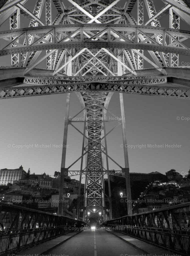Porto Bridge | Black and White Photography by Michael Hechler - Realisiert mit Pictrs.com