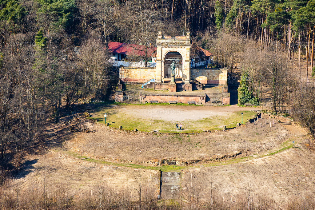 Luftbild: Freigeräumte Plattform vor dem renovierten Sieges- und Friedensdenkmal in Edenkoben im Bundesland Rheinland-Pfalz in Deutschland.Foto: IMG_153722.jpg vom 23.03.2026 durch Werner Riehm/FLY-FOTO.deAuflösung des Originals: 5757 x 3838 pxWaldgaststätte Friedensdenkmal Edenkoben