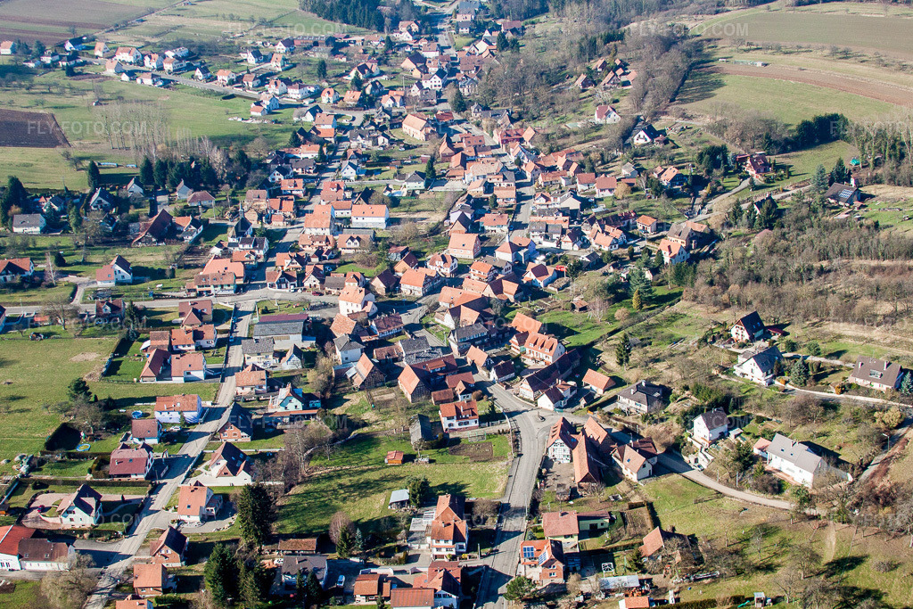 Aerial view: Agricultural fields and arable land in Lobsann in the state Bas-Rhin, France. – Photo: IMG_37400.jpg taken on 02/07/2011 by Werner Riehm/FLY-FOTO.com – Resolution of the original: 4573 x 3049 px